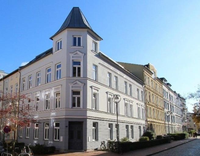 N A U T I C A - Ruhige Maritime Ferienwohnung Mit Balkon Familienfreundlich Rostock Extérieur photo